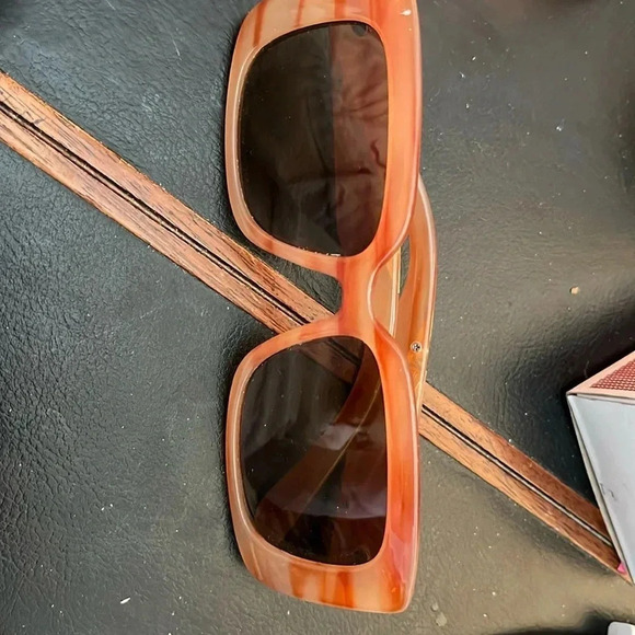 Steve Madden Sunglasses - Picture 2 of 3